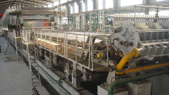 O fourdrinier Kraft da máquina de papel corrugou a máquina frente e verso superior branca fluting da fatura de papel da placa